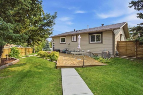 736 Canfield Place Sw, Calgary, AB - Outdoor
