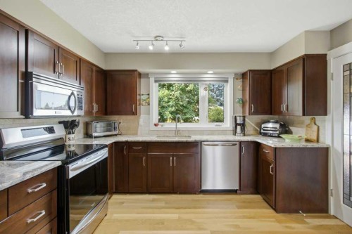 736 Canfield Place Sw, Calgary, AB - Indoor Photo Showing Kitchen