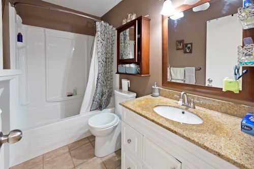 20 Falton Way Ne, Calgary, AB - Indoor Photo Showing Bathroom