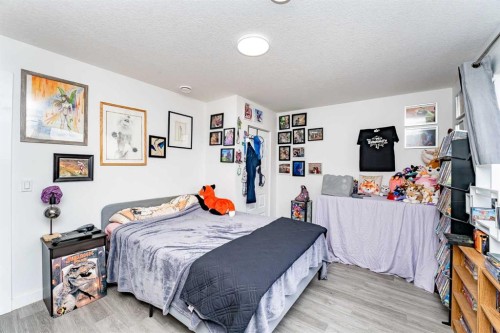717 Windrow Manor Sw, Airdrie, AB - Indoor Photo Showing Bedroom