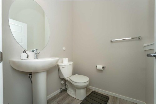 717 Windrow Manor Sw, Airdrie, AB - Indoor Photo Showing Bathroom