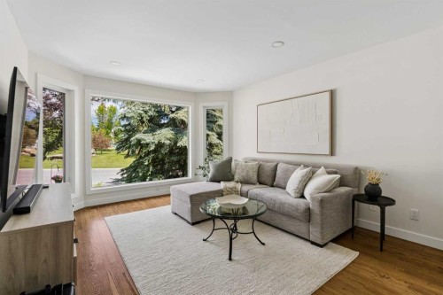 5 Sienna Hills Court Sw, Calgary, AB - Indoor Photo Showing Living Room
