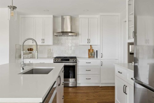 5 Sienna Hills Court Sw, Calgary, AB - Indoor Photo Showing Kitchen With Upgraded Kitchen