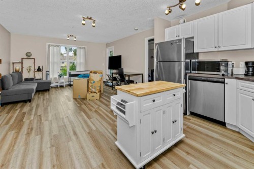 208-2000 Applevillage Court Se, Calgary, AB - Indoor Photo Showing Kitchen