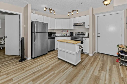 208-2000 Applevillage Court Se, Calgary, AB - Indoor Photo Showing Kitchen