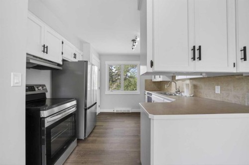 5202 56 Avenue, Olds, AB - Indoor Photo Showing Kitchen