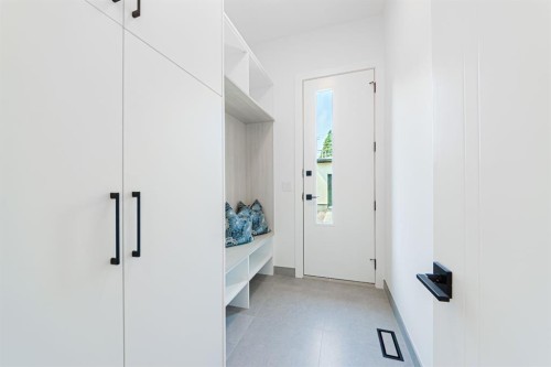 2302 Osborne Crescent Sw, Calgary, AB - Indoor Photo Showing Other Room