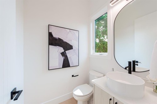 2302 Osborne Crescent Sw, Calgary, AB - Indoor Photo Showing Bathroom