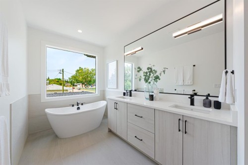 2302 Osborne Crescent Sw, Calgary, AB - Indoor Photo Showing Bathroom