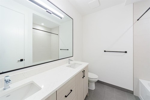 2302 Osborne Crescent Sw, Calgary, AB - Indoor Photo Showing Bathroom