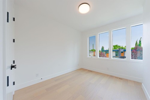 2302 Osborne Crescent Sw, Calgary, AB - Indoor Photo Showing Other Room