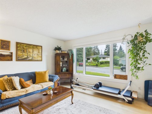 15 Hazelwood Crescent Sw, Calgary, AB - Indoor Photo Showing Living Room
