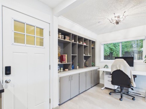 15 Hazelwood Crescent Sw, Calgary, AB - Indoor Photo Showing Other Room