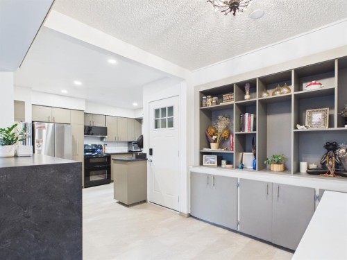 15 Hazelwood Crescent Sw, Calgary, AB - Indoor Photo Showing Kitchen