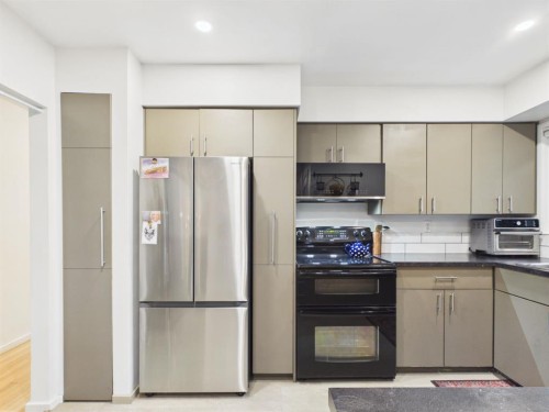 15 Hazelwood Crescent Sw, Calgary, AB - Indoor Photo Showing Kitchen