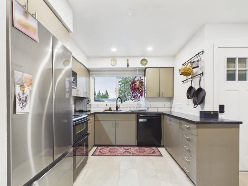 15 Hazelwood Crescent Sw, Calgary, AB - Indoor Photo Showing Kitchen