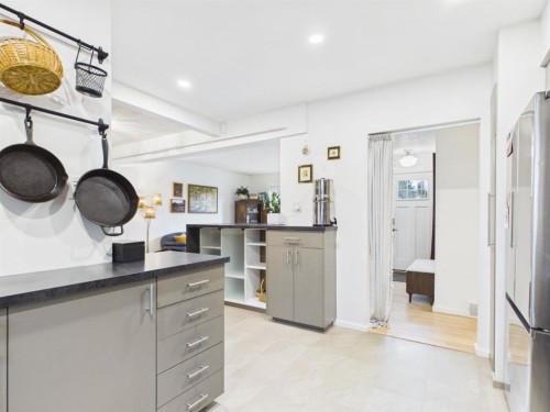 15 Hazelwood Crescent Sw, Calgary, AB - Indoor Photo Showing Kitchen
