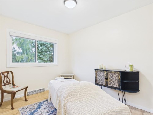 15 Hazelwood Crescent Sw, Calgary, AB - Indoor Photo Showing Bedroom