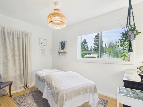 15 Hazelwood Crescent Sw, Calgary, AB - Indoor Photo Showing Bedroom