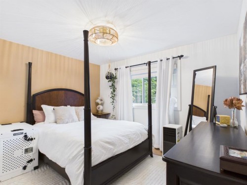 15 Hazelwood Crescent Sw, Calgary, AB - Indoor Photo Showing Bedroom
