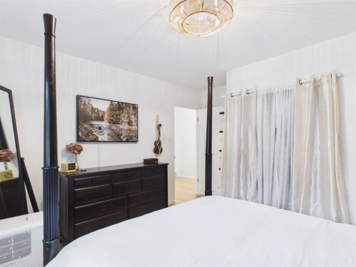 15 Hazelwood Crescent Sw, Calgary, AB - Indoor Photo Showing Bedroom