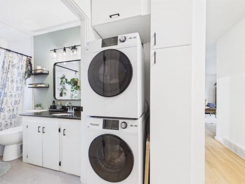 15 Hazelwood Crescent Sw, Calgary, AB - Indoor Photo Showing Laundry Room