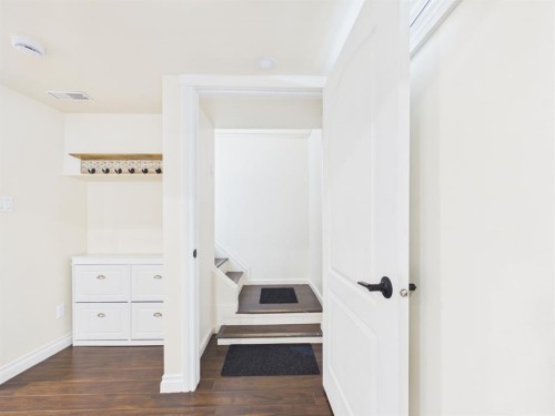 15 Hazelwood Crescent Sw, Calgary, AB - Indoor Photo Showing Other Room