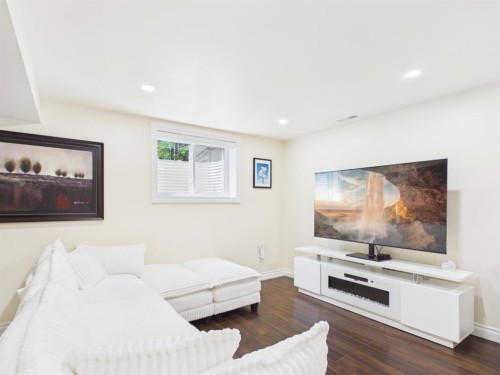 15 Hazelwood Crescent Sw, Calgary, AB - Indoor Photo Showing Other Room