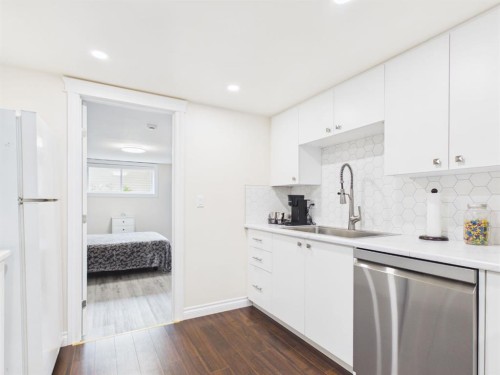15 Hazelwood Crescent Sw, Calgary, AB - Indoor Photo Showing Kitchen