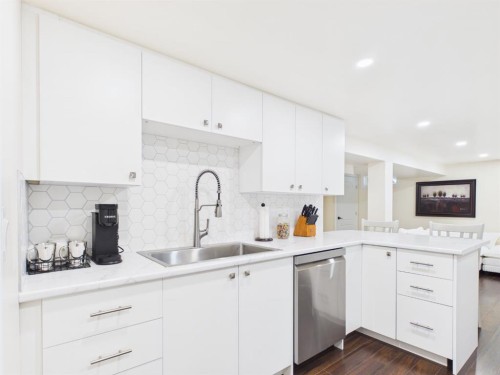 15 Hazelwood Crescent Sw, Calgary, AB - Indoor Photo Showing Kitchen