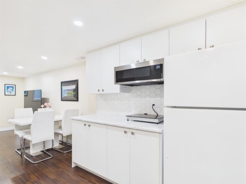 15 Hazelwood Crescent Sw, Calgary, AB - Indoor Photo Showing Kitchen