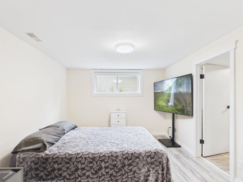 15 Hazelwood Crescent Sw, Calgary, AB - Indoor Photo Showing Bedroom