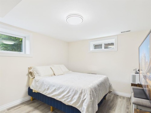 15 Hazelwood Crescent Sw, Calgary, AB - Indoor Photo Showing Bedroom