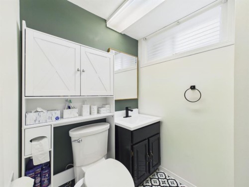 15 Hazelwood Crescent Sw, Calgary, AB - Indoor Photo Showing Bathroom