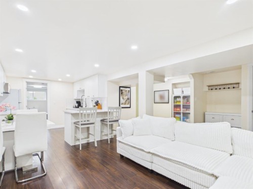 15 Hazelwood Crescent Sw, Calgary, AB - Indoor Photo Showing Living Room