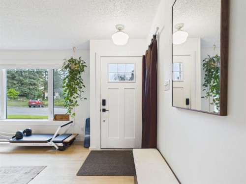 15 Hazelwood Crescent Sw, Calgary, AB - Indoor Photo Showing Other Room