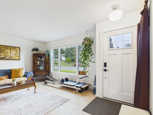 15 Hazelwood Crescent Sw, Calgary, AB - Indoor Photo Showing Living Room