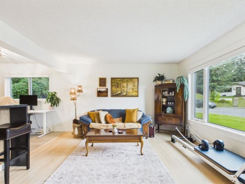15 Hazelwood Crescent Sw, Calgary, AB - Indoor Photo Showing Living Room