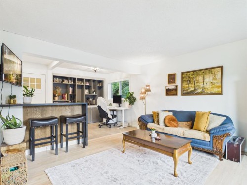 15 Hazelwood Crescent Sw, Calgary, AB - Indoor Photo Showing Living Room