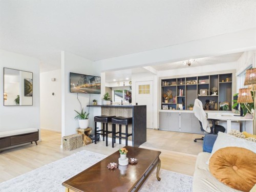15 Hazelwood Crescent Sw, Calgary, AB - Indoor Photo Showing Living Room