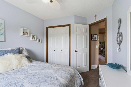 30 Somerset Court Sw, Calgary, AB - Indoor Photo Showing Bedroom