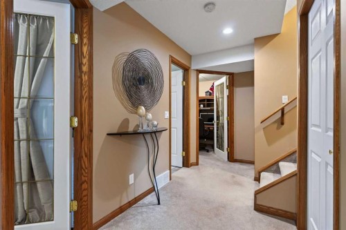 30 Somerset Court Sw, Calgary, AB - Indoor Photo Showing Living Room
