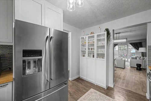 114-210 86 Avenue Se, Calgary, AB - Indoor Photo Showing Kitchen