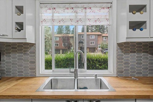 114-210 86 Avenue Se, Calgary, AB - Indoor Photo Showing Kitchen
