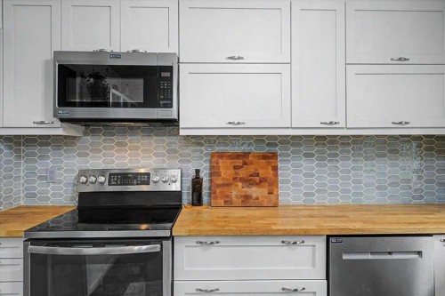 114-210 86 Avenue Se, Calgary, AB - Indoor Photo Showing Kitchen