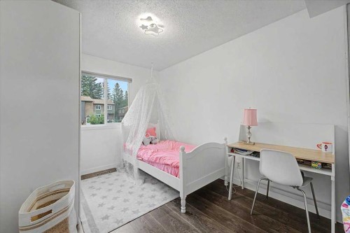 114-210 86 Avenue Se, Calgary, AB - Indoor Photo Showing Bedroom