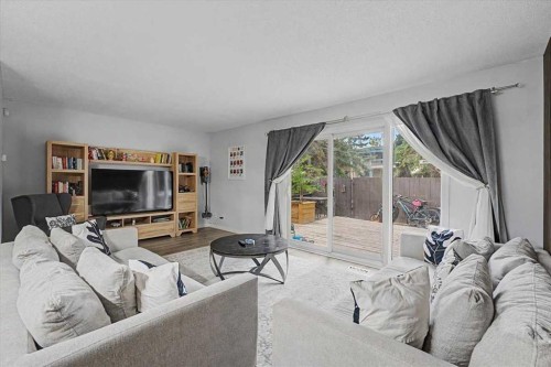 114-210 86 Avenue Se, Calgary, AB - Indoor Photo Showing Living Room