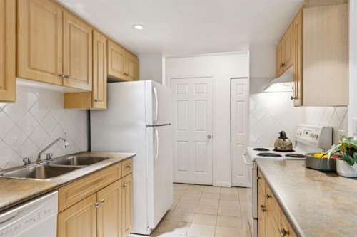 404-354 2 Avenue Ne, Calgary, AB - Indoor Photo Showing Kitchen With Double Sink