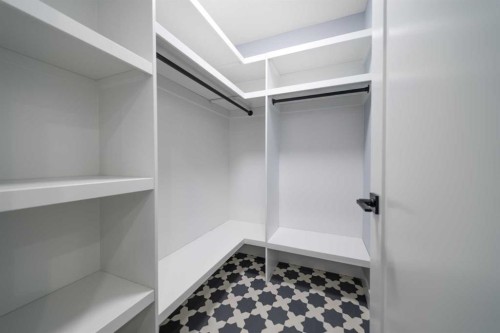 1415 27 Street Sw, Calgary, AB - Indoor With Storage