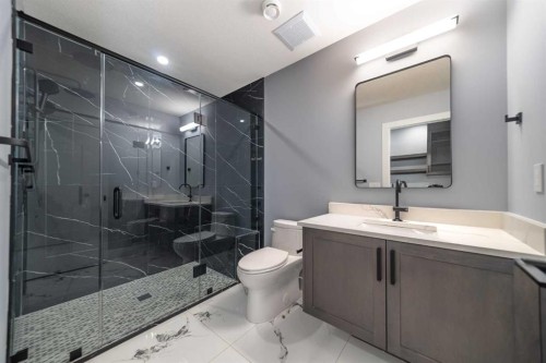 1415 27 Street Sw, Calgary, AB - Indoor Photo Showing Bathroom